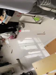 河南鹤壁技师学院发生一起校园欺凌事件，有学生手持板凳多次砸向另一名学生头部